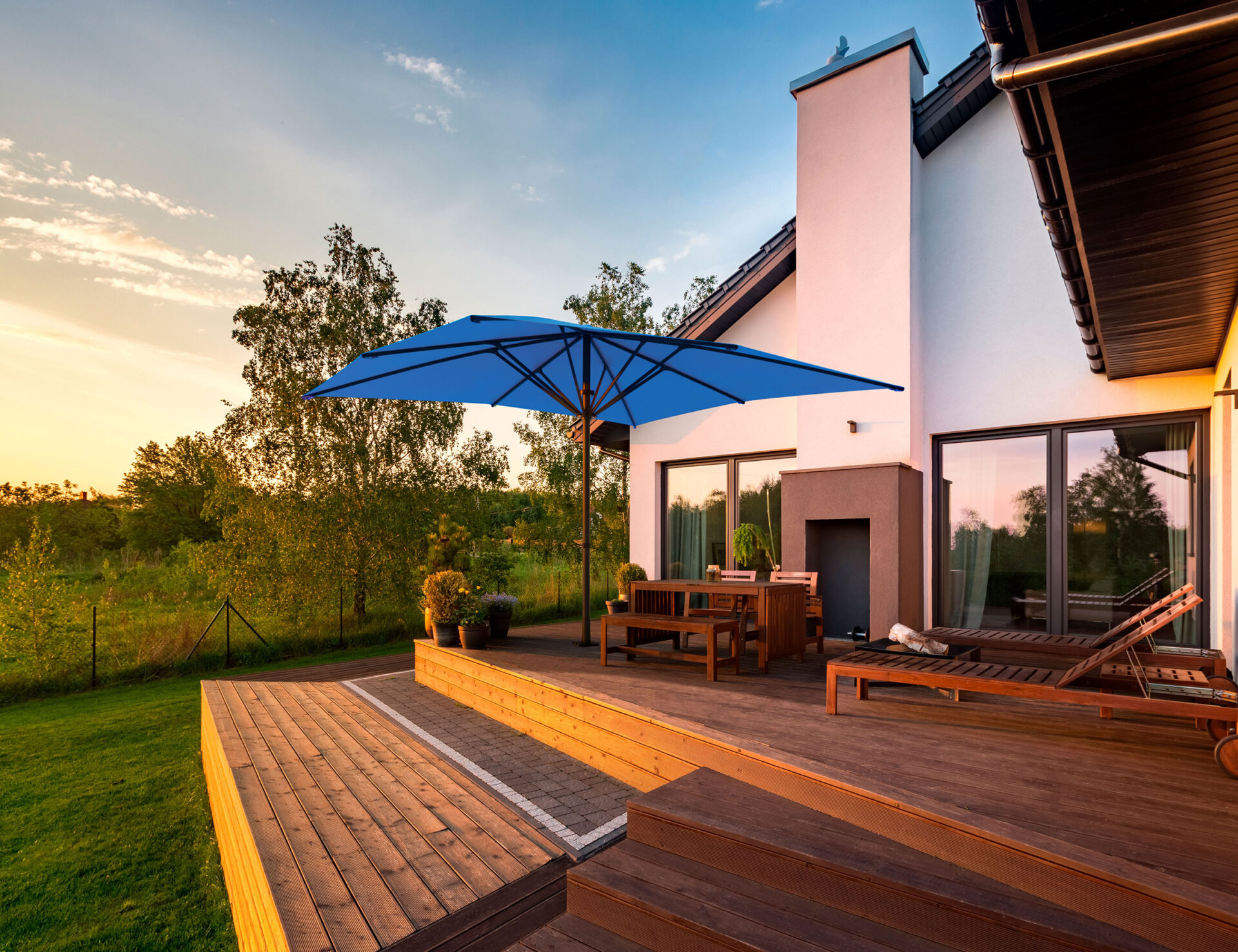 Baham Pure Sonnenschirm auf einer Terrasse eines Hauses mit Einfamilienhauses, mit Blick in die Natur.
