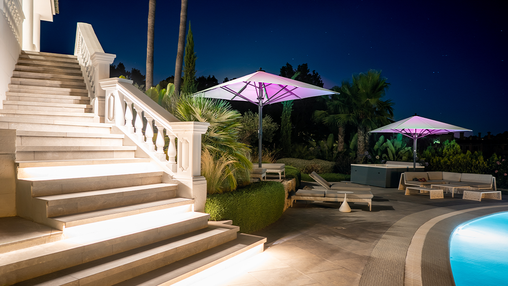 Bahama Jumbrella Sonnenschirme mit LED Beleuchtung bei Nacht im Außenbereich der Villa Remus in Son Vida.